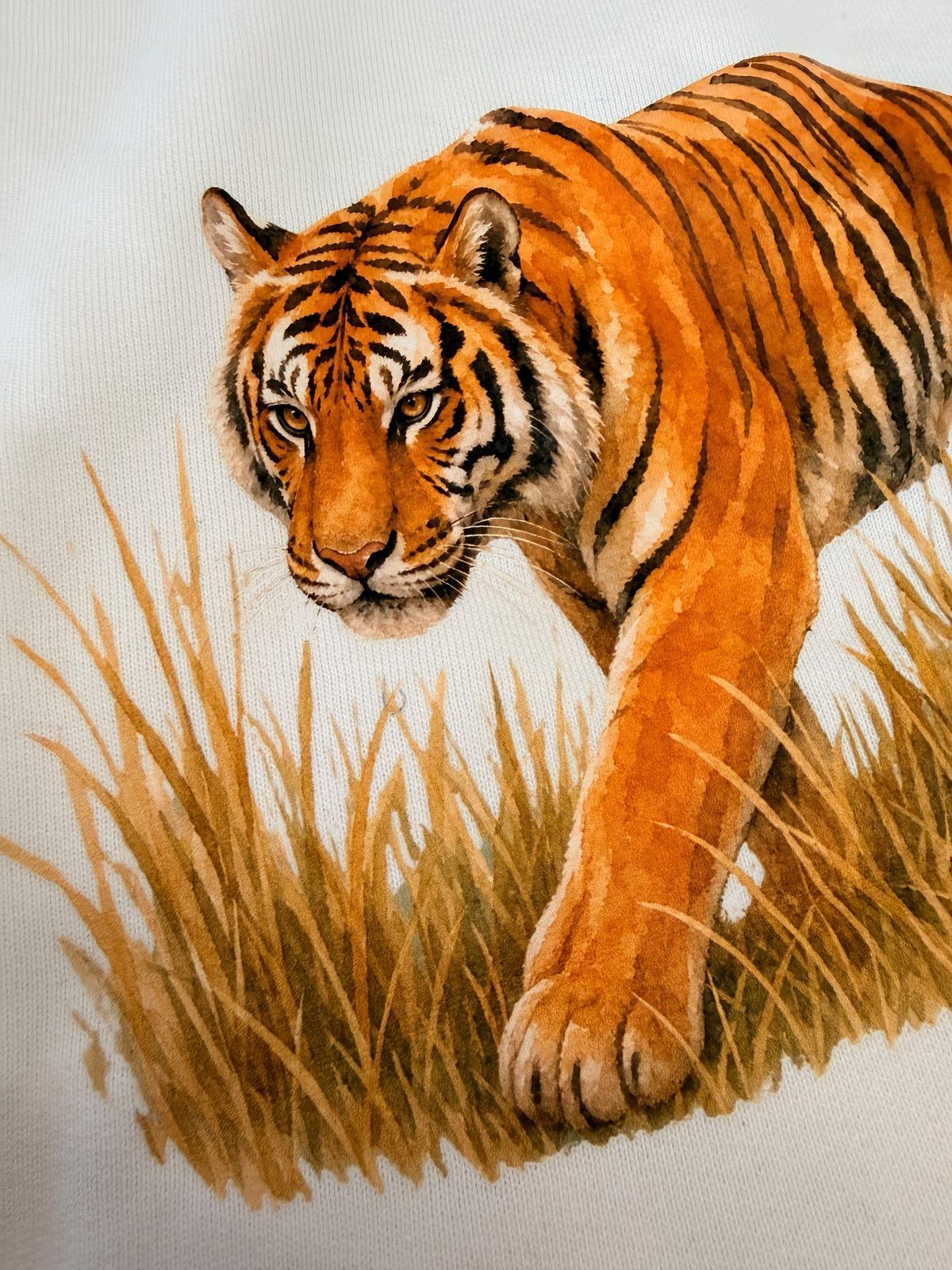 DTF-Transfer: fotorealistischer Tiger mit feinen Fellstrukturen auf weißem Hoodie