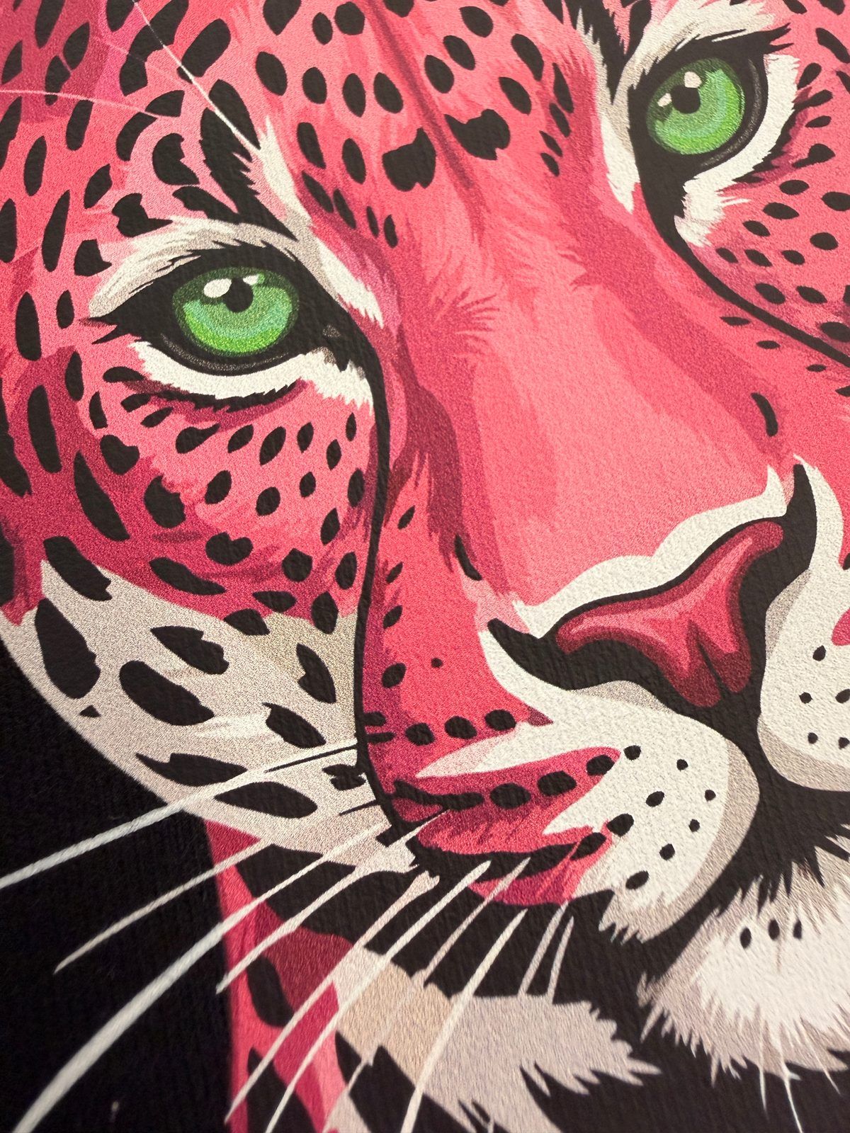 Nahaufnahme DTF-Transfer: pinker Leopard mit feinen Linien auf Textil